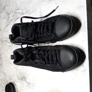 Altama tenis for men size 8.5 used great condition clean color negro.